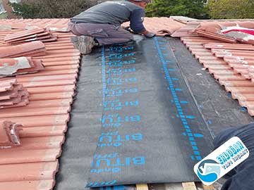 Çatı aktarma terimi, bir binanın çatısının tamamen veya kısmen yenilenmesi veya değiştirilmesi anlamına gelir.
