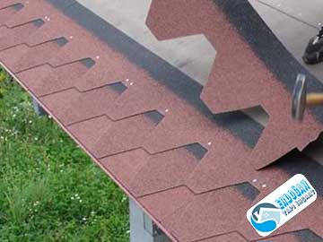 Şıngıl çatı ustası, çatı kaplama malzemeleri olarak kullanılan çatı shingles'ı (çatı kiremitleri) kurma, onarma ve bakım işlerinde uzmanlaşmış bir inşaat profesyonelidir.